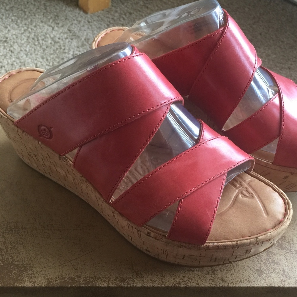 BORN Kapiti wedges in berry - size 8 / 39